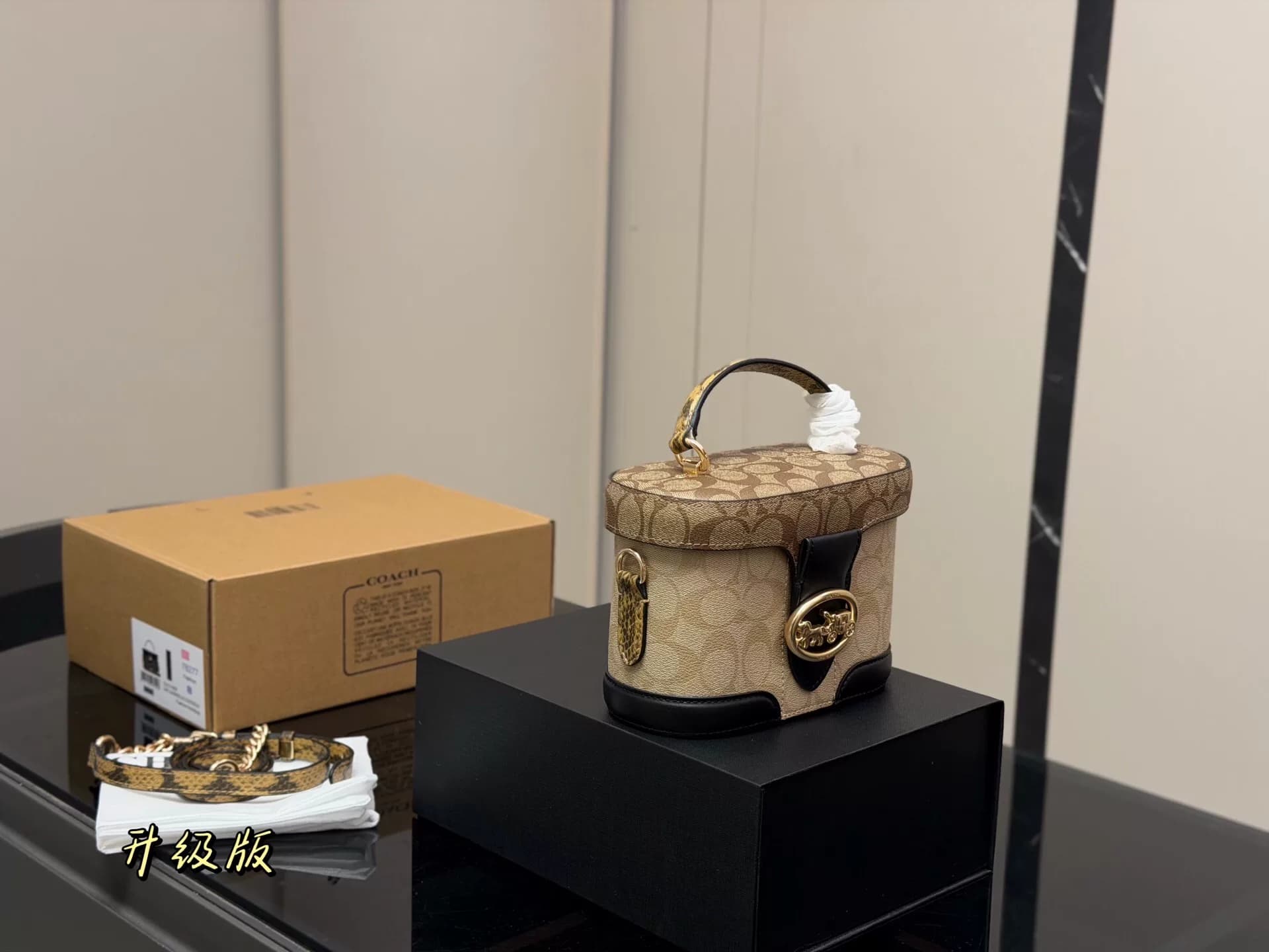 Новая сумка-футляр для пресбиопии Coach's Georgie, выпущенная ограниченным тиражом, со складывающейся застежкой-молнией.